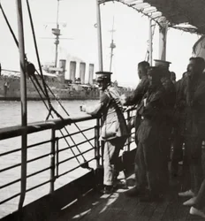 Transport mit den Old Contemptibles aus Indien trifft ein Kriegsschiff im Mittelmeer